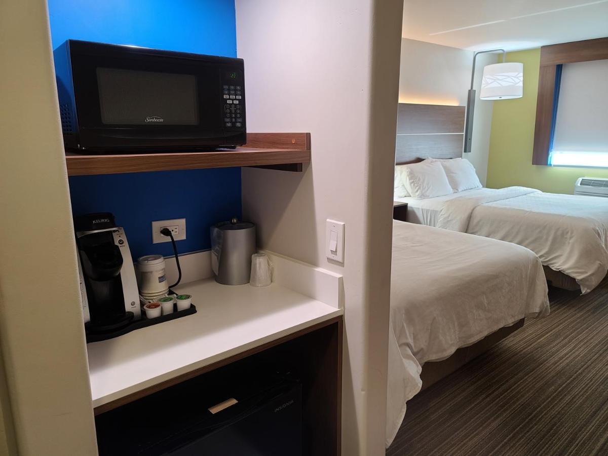 Hotel Express & Woodland Hills By Ihg