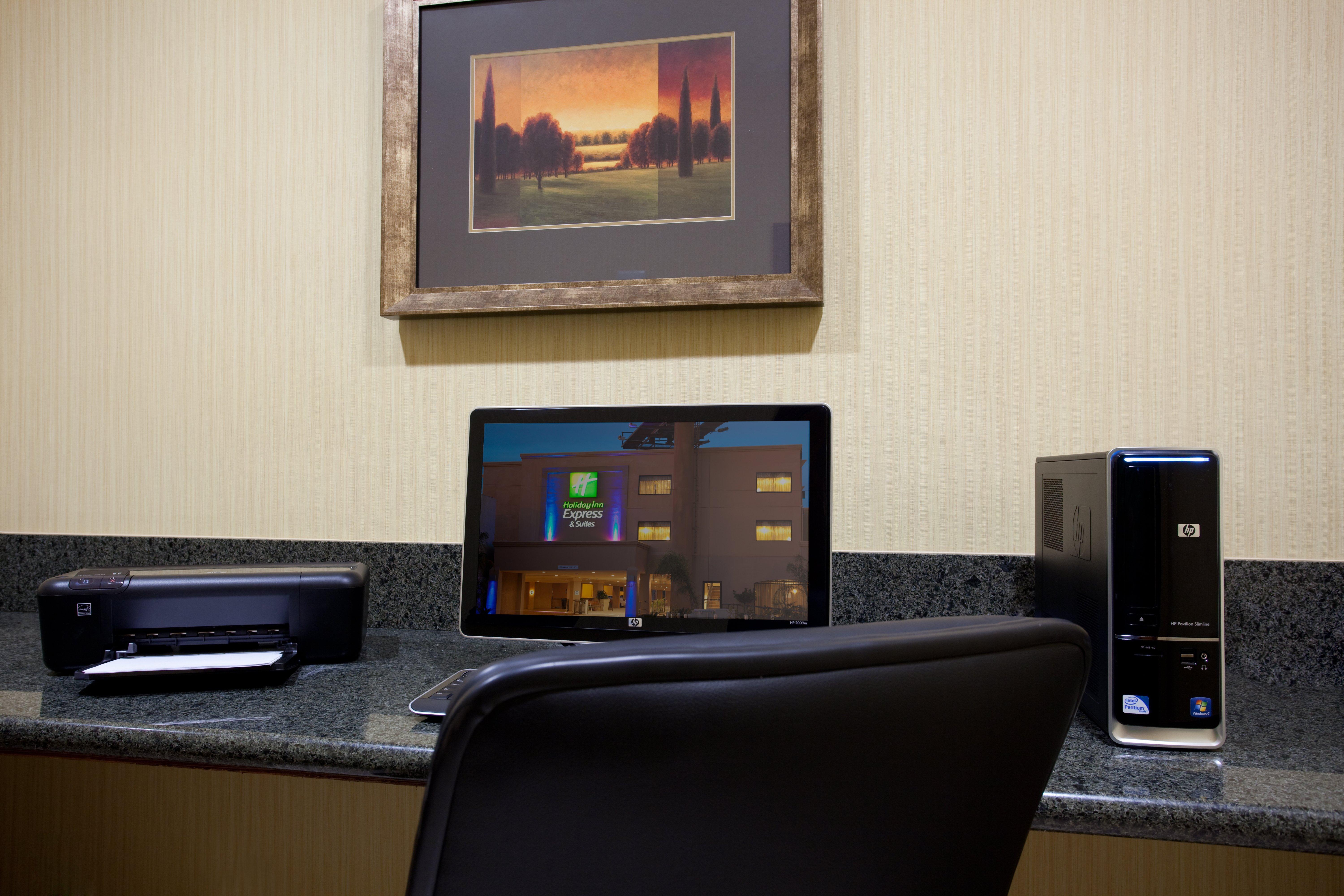 Hotel Express & Woodland Hills By Ihg 3*