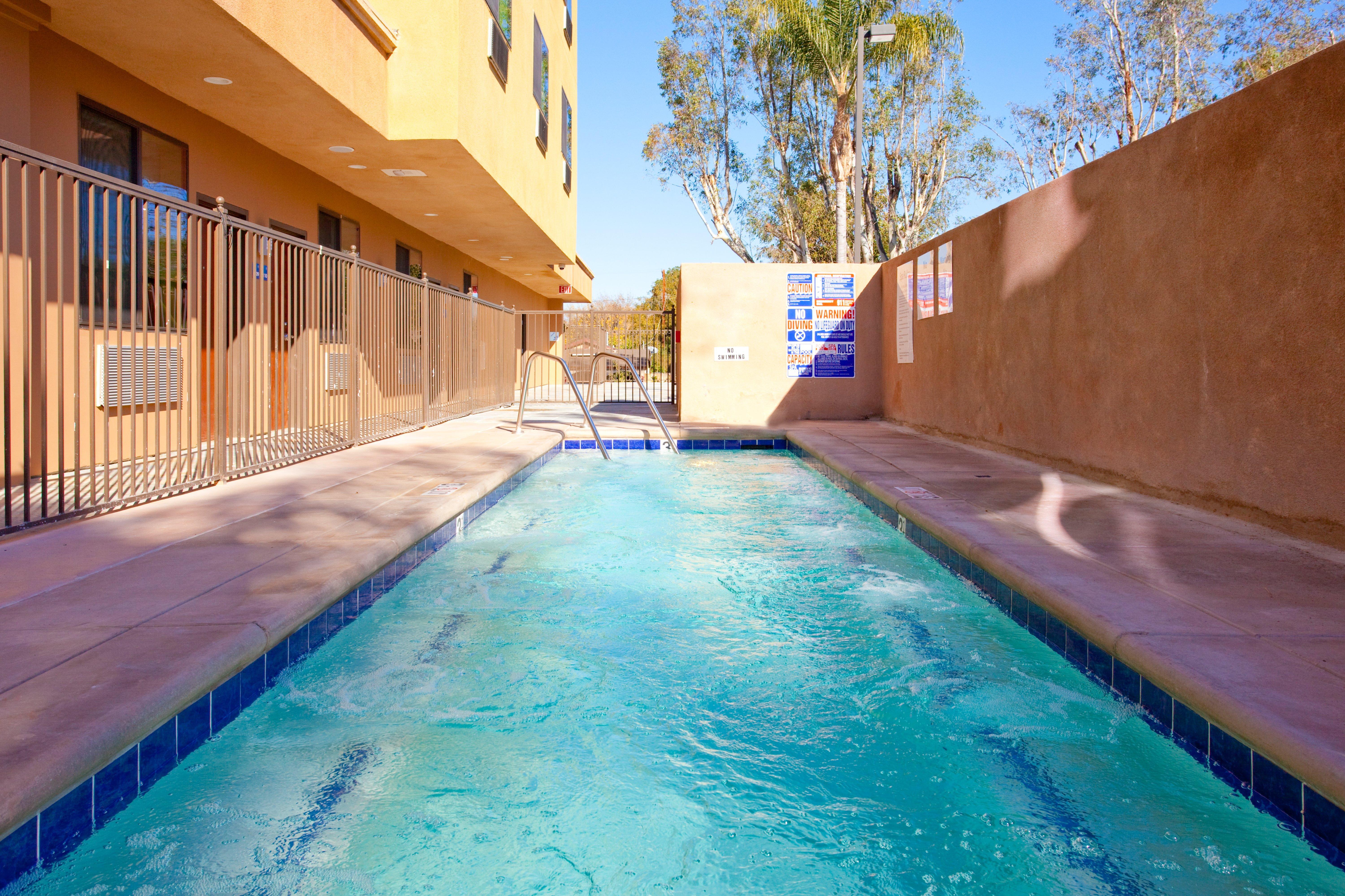 Express & Woodland Hills By Ihg Hotel